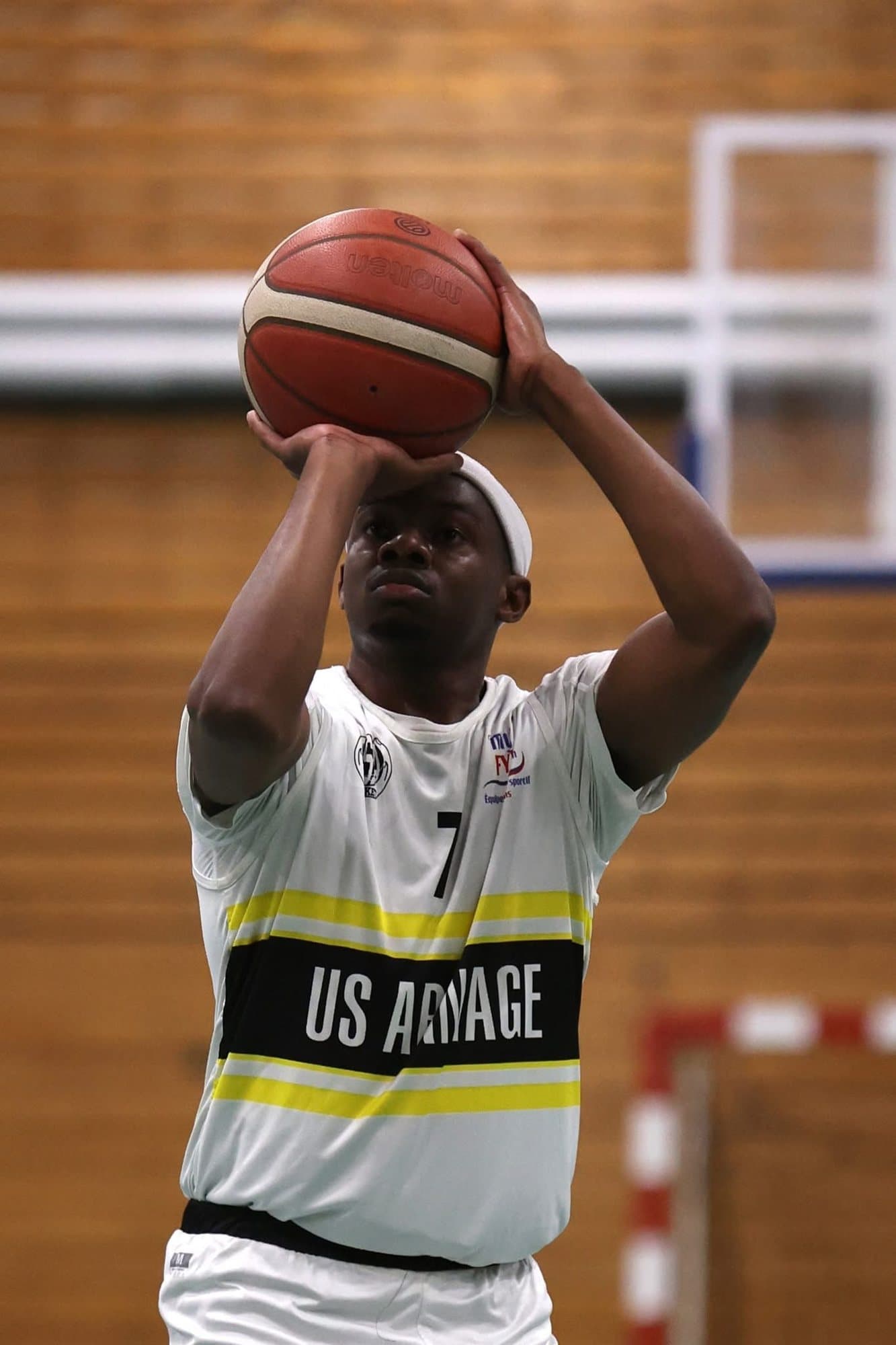 Mamady Bal au tir, en tenue de match de basket